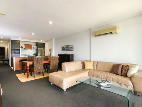 Large 3 Bedroom Apartment With River Views Near The Stadium - Hotel Accommodation 0