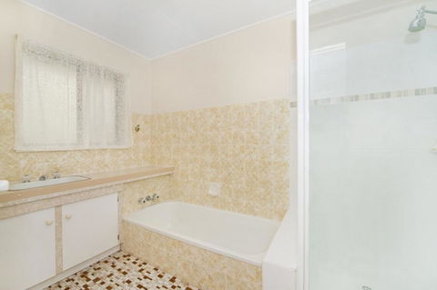 Large Family Waterfront Home With Room For A Boat - Welsby Pde, Bongaree - Hotel Accommodation 1