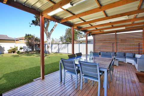 Lazy Days Beach House, Jervis Bay - Pet Friendly, 4 Mins Walk To Beach - Hotel Accommodation 1