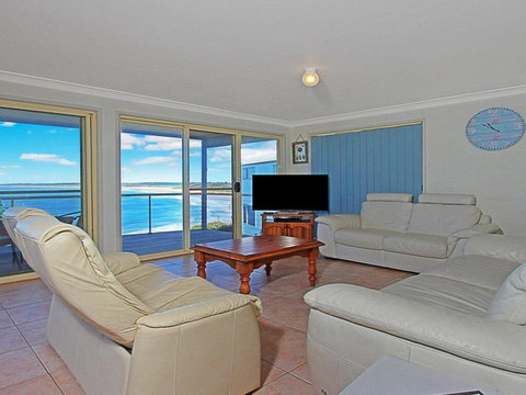 Le Vista - Panoramic Views Looking South - Hotel Accommodation 1