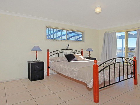 Le Vista - Panoramic Views Looking South - Hotel Accommodation 2