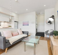 Light-Filled Beachside Apartment in Trendy Area - Hotel Accommodation