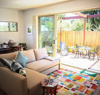 Lil Yoorana - New Cozy Modern - 4 min walk to town - Close to everything - Hotel Accommodation