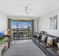 Luxurious harbour view apartment steps from city - Hotel Accommodation