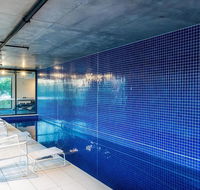 Luxury 2BR Yarra River Views WIFI-Netflix-Pool-Gym - Hotel Accommodation