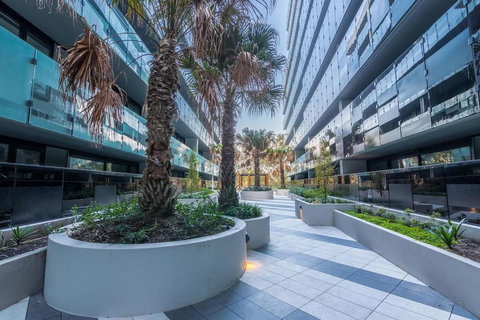 Luxury 2BR Yarra River Views WIFI-Netflix-Pool-Gym - Hotel Accommodation 1