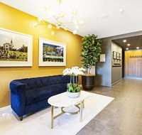 Luxury Apartment Opposite Train Station in Cannon Hill and 17 minutes from the City - Hotel Accommodation