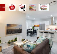 LUXURY HOUSE 10 MIN FROM BEACH WIFINETFLIX SLEEP 9 - Hotel Accommodation