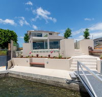 Luxury Waterfront Family Entertainer on Dolphin - Hotel Accommodation