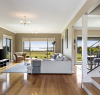 LUXURY WATERFRONT FAMILY HOME-TASMANIA I-L'Abode - Hotel Accommodation