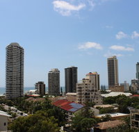 Main Beach Apartment at The Meriton - Hotel Accommodation