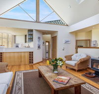 Malda's Retreat - air-con fireplace  outdoor spa - Hotel Accommodation