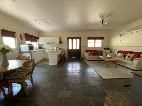 McCaffrey's Estate - Hotel Accommodation 1