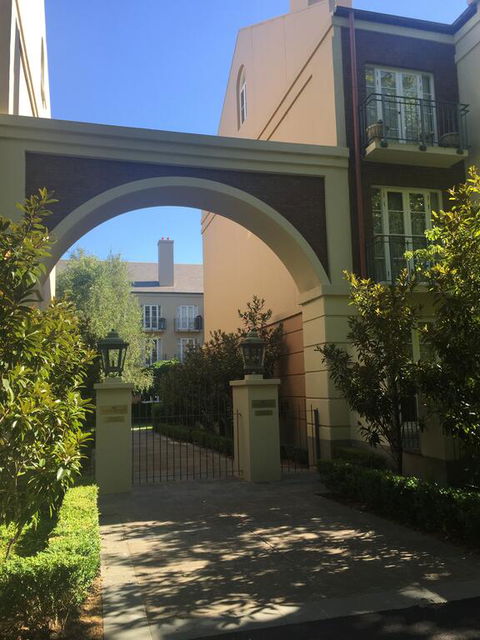 MCG, Rod Laver, City - Best Location In Melbourne - Hotel Accommodation 0