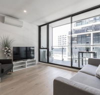 Modern  Bright 2BR Apt- Parking WIFI Pool  Gym - Hotel Accommodation