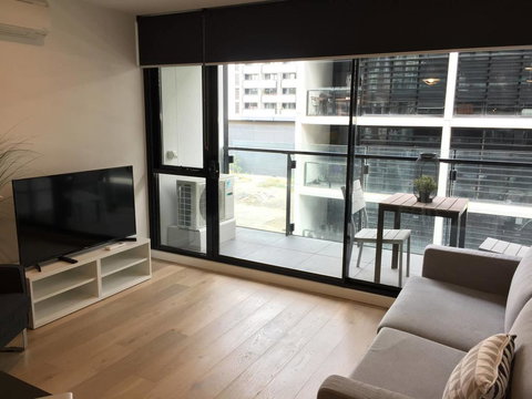 Modern & Bright 2BR Apt- Parking, WIFI, Pool & Gym - Hotel Accommodation 3