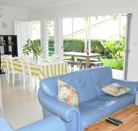 MODERN 3 BEDROOM APARTMENT IN TRADITIONAL QUEENSLANDER  PATIO LEAFY YARD POOL - Hotel Accommodation