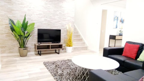 Modern 4-Bedroom House On Cunningham Near Singleton CBD Hunter Valley - Hotel Accommodation 0