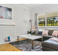 Modern Aus home on the edge of North Ryde Oval - Hotel Accommodation