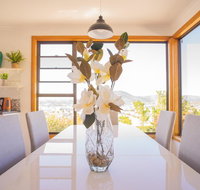 Moonah House-10 mins to CBD  MONA 4BR 2 BATH great view park 3 cars sleep 11 king bed en-suite - Hotel Accommodation