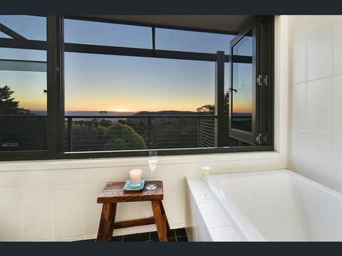 Narrow Neck Views - Hotel Accommodation 2