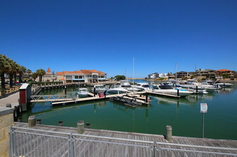 Studio Style Mindarie Marina - Hotel Accommodation 10
