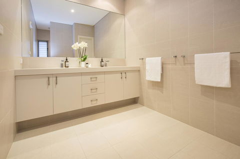 Calm Waters - Hotel Accommodation 3