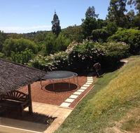 Bright  Beautiful Home On The Hills - Hotel Accommodation