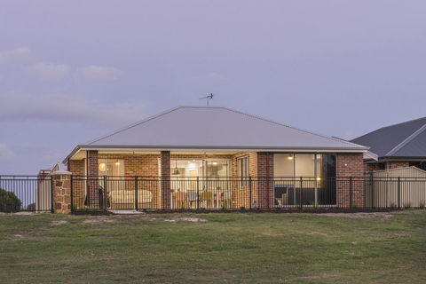 15 Cabot Close - Hotel Accommodation 23