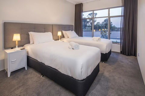 15 Cabot Close - Hotel Accommodation 9