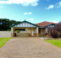 Silver Gull Family Retreat - Hotel Accommodation