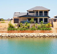 27 Corella Court - Exquisite Marina Home With a Pool and Wi-Fi - Hotel Accommodation