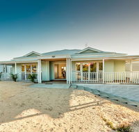Blue Sky Escapes The Lookout Lancelin - Hotel Accommodation