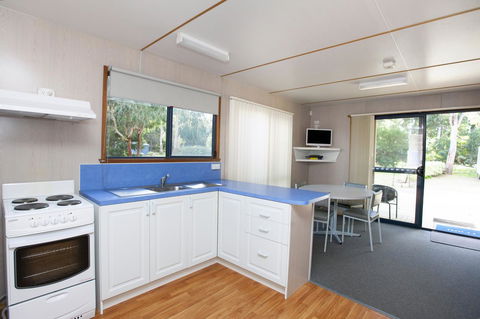 Seven Mile Beach Cabin And Caravan Park - Hotel Accommodation 8