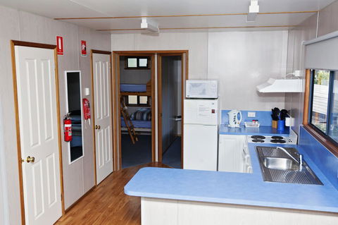 Seven Mile Beach Cabin And Caravan Park - Hotel Accommodation 11