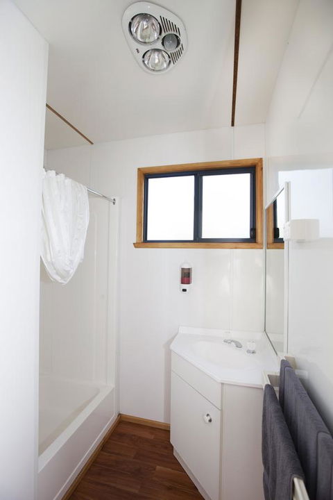 Seven Mile Beach Cabin And Caravan Park - Hotel Accommodation 17