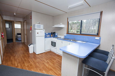 Seven Mile Beach Cabin And Caravan Park - Hotel Accommodation 3