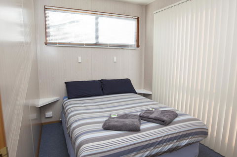 Seven Mile Beach Cabin And Caravan Park - Hotel Accommodation 9