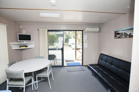 Seven Mile Beach Cabin And Caravan Park - Hotel Accommodation 12