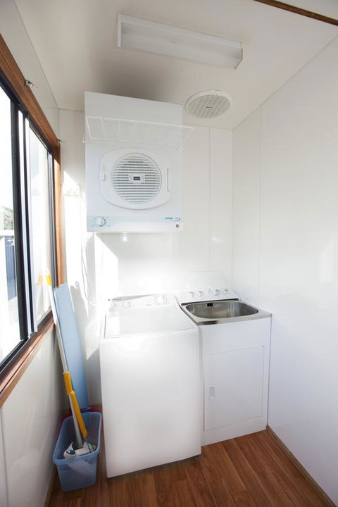 Seven Mile Beach Cabin And Caravan Park - Hotel Accommodation 5