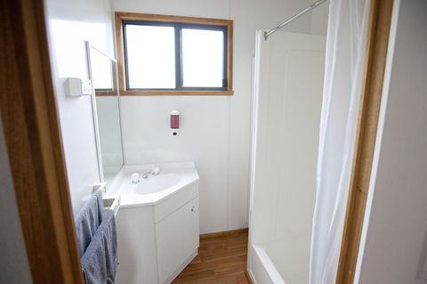 Seven Mile Beach Cabin And Caravan Park - Hotel Accommodation 10