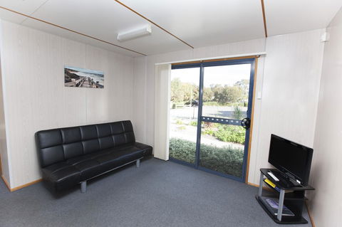 Seven Mile Beach Cabin And Caravan Park - Hotel Accommodation 18