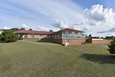 Noble Willow Studio Lovedale. Spacious, With Views And Pool - Hotel Accommodation 3
