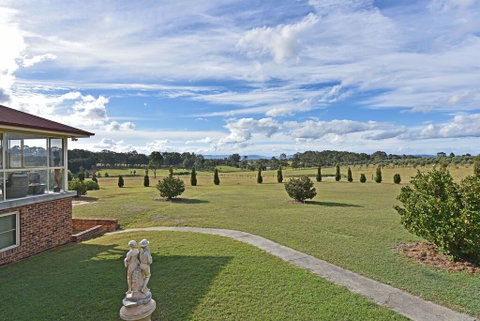 Noble Willow Studio Lovedale. Spacious, With Views And Pool - Hotel Accommodation 2