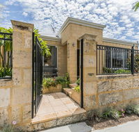 Ocean Keys Cottage - Free WiFi - Hotel Accommodation