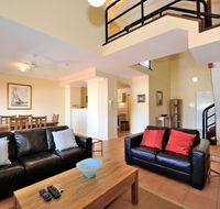 Ocean Sunsets - 2 bedroom converted warehouse apartment