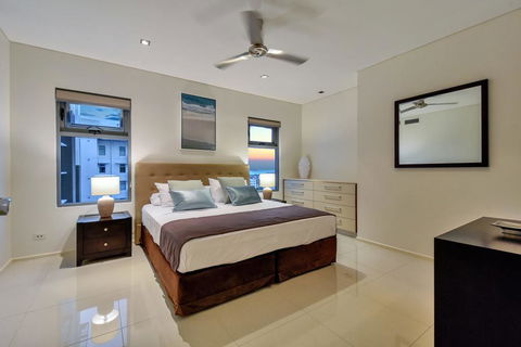 Oceana Darwin Central Oceanfront 3 Bedroom 2 Lounge Room Pool Gym Tennis Court Sleeps 9 - Hotel Accommodation 1