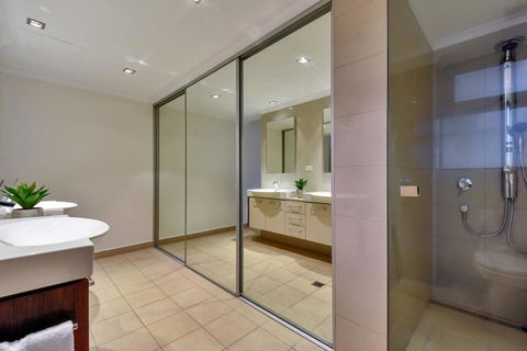 Oceana Darwin Central Oceanfront 3 Bedroom 2 Lounge Room Pool Gym Tennis Court Sleeps 9 - Hotel Accommodation 3