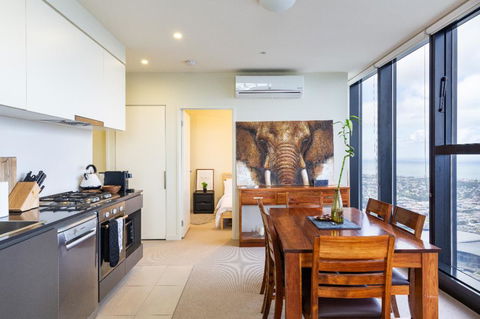 ON TOP OF THE WORLD - BEST VIEWS IN MELBOURNE !! - Hotel Accommodation 0