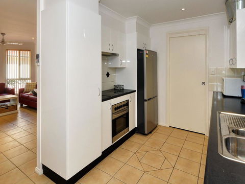 One Street Back From The Surf Beach - Hotel Accommodation 3